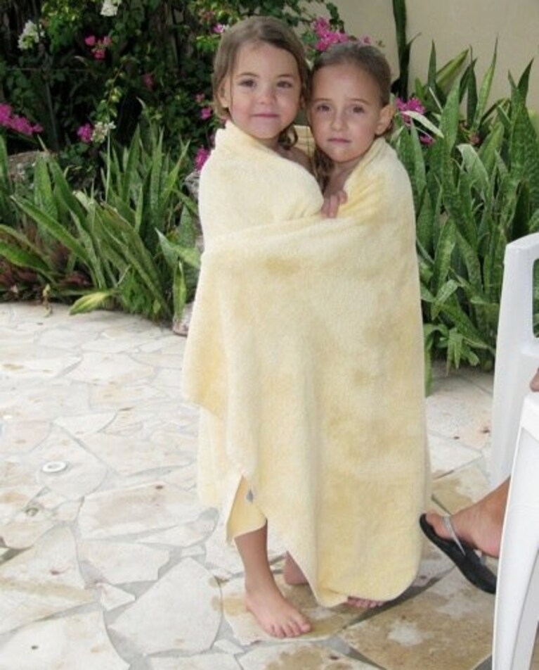 alessia e livia schepp strette in un abbraccio durante la vacanza con il papà matthias