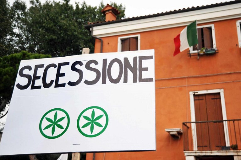 Cartello "Secessione" a Venezia