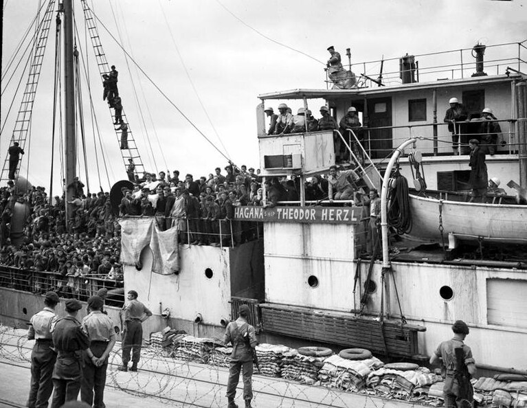 Nella foto, un gruppo di ebrei arriva nel porto di Haifa