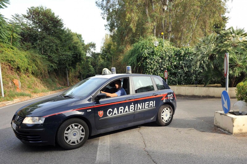 i carabinieri hanno trovato il corpo della donna con il figlio vicino.