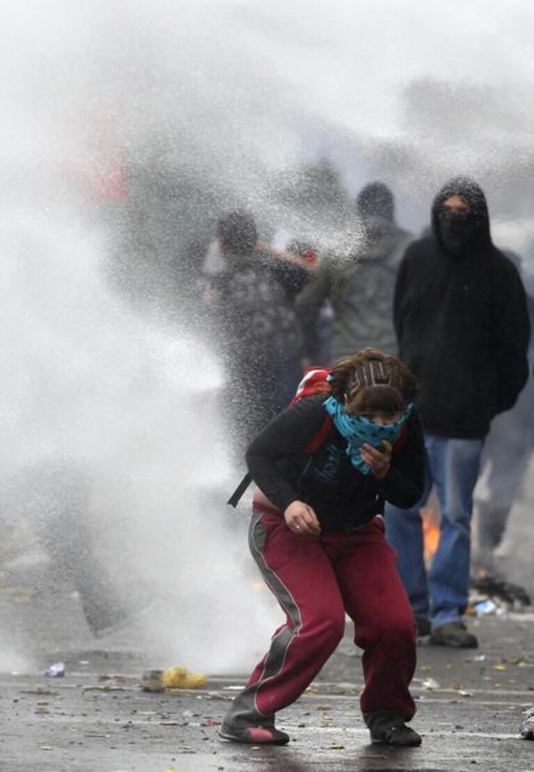 La polizia cilena lancia gas lacrimogeno e cannoni ad acqua in direzione degli studenti che manifestano
