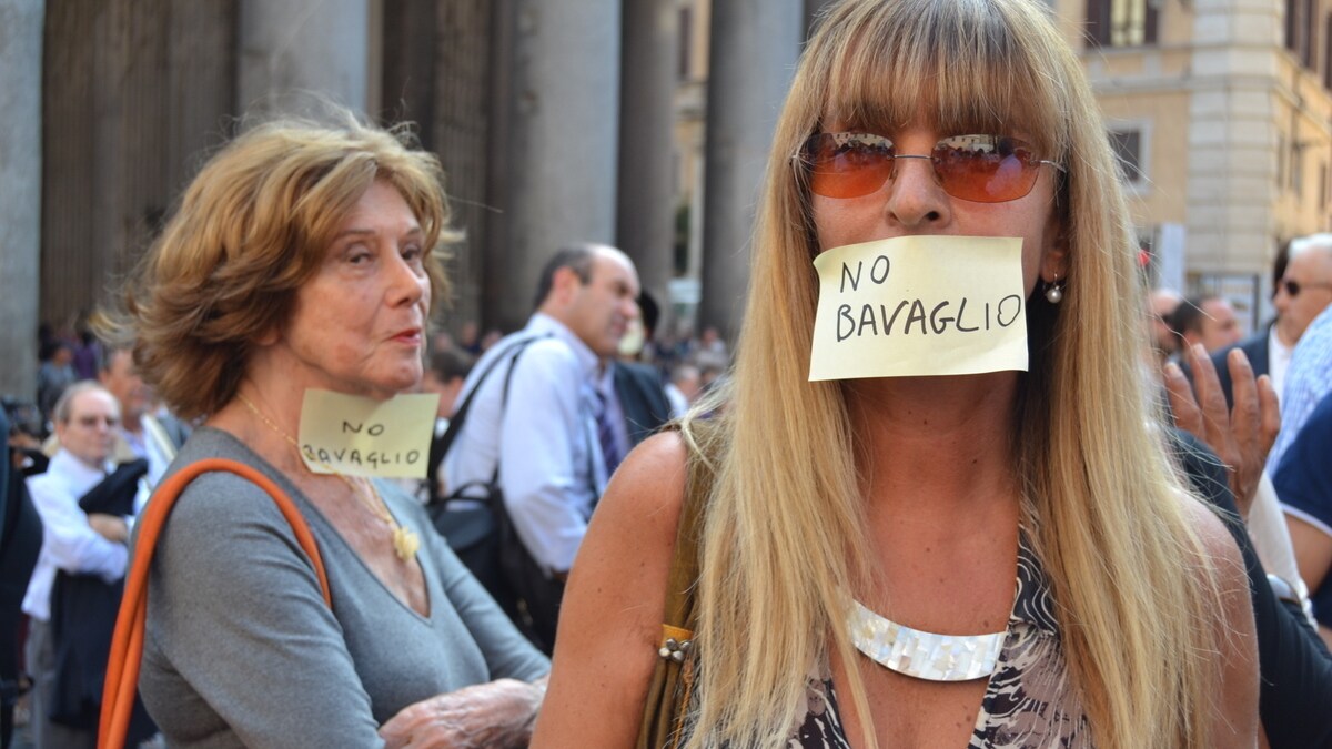 Manifestanti contro la legge bavaglio