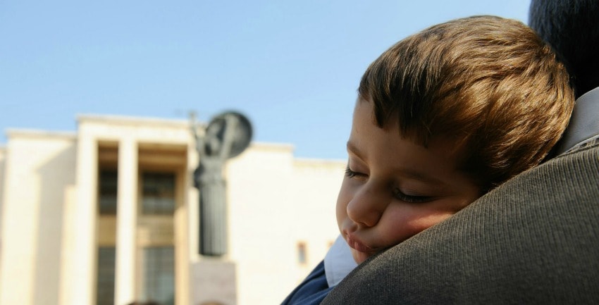 L'immagine di un bambino sulla spalla del padre