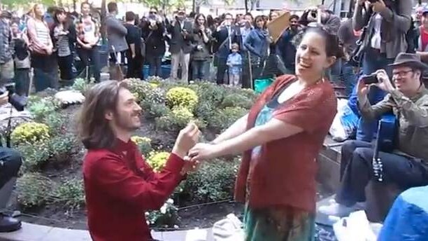 Manifestanti innamorati si fidanzano durante le proteste