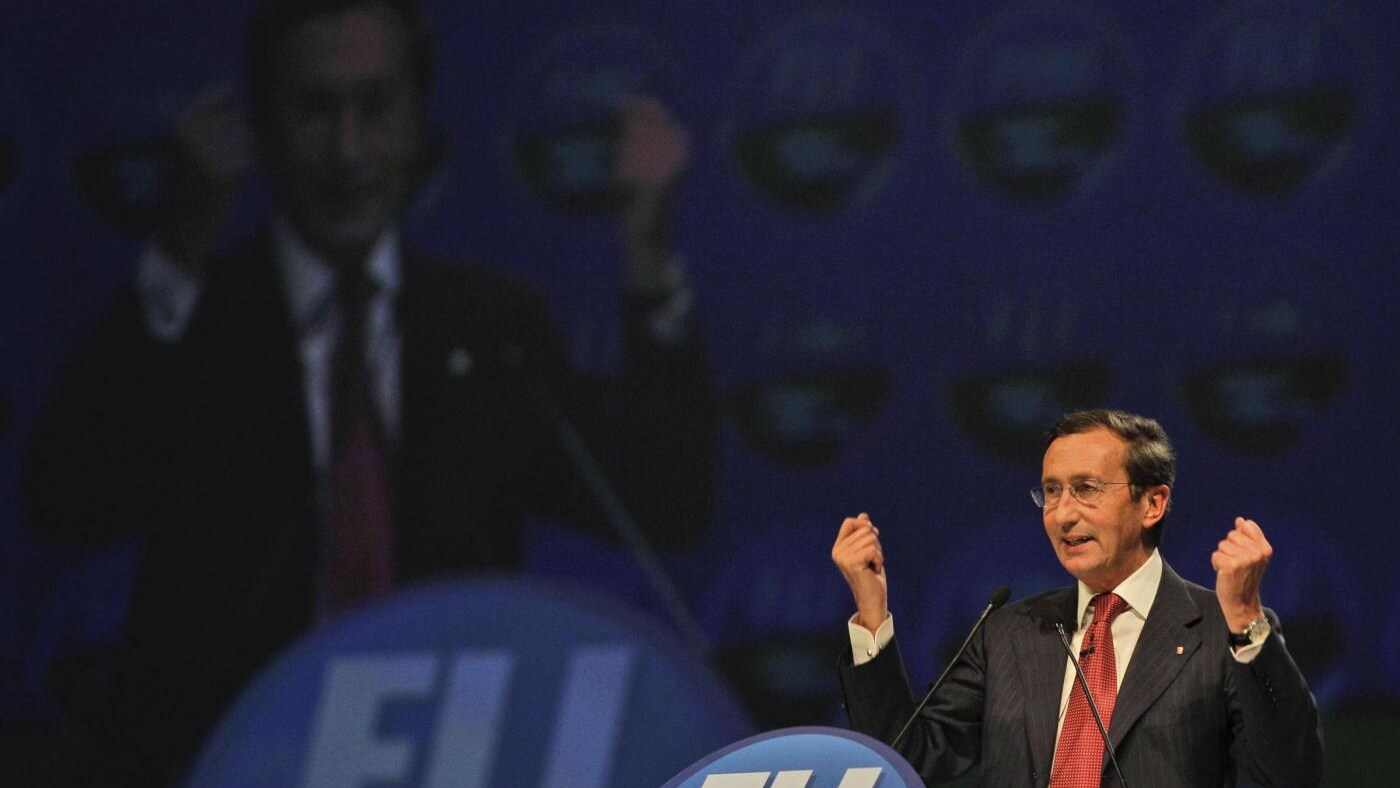 Dura arringa del leader di Fli contro Berlusconi e la maggioranza che lo sostiene. E ne ha anche per la Lega: Danno il loro meglio quando si vestono da Unni e da Barbari