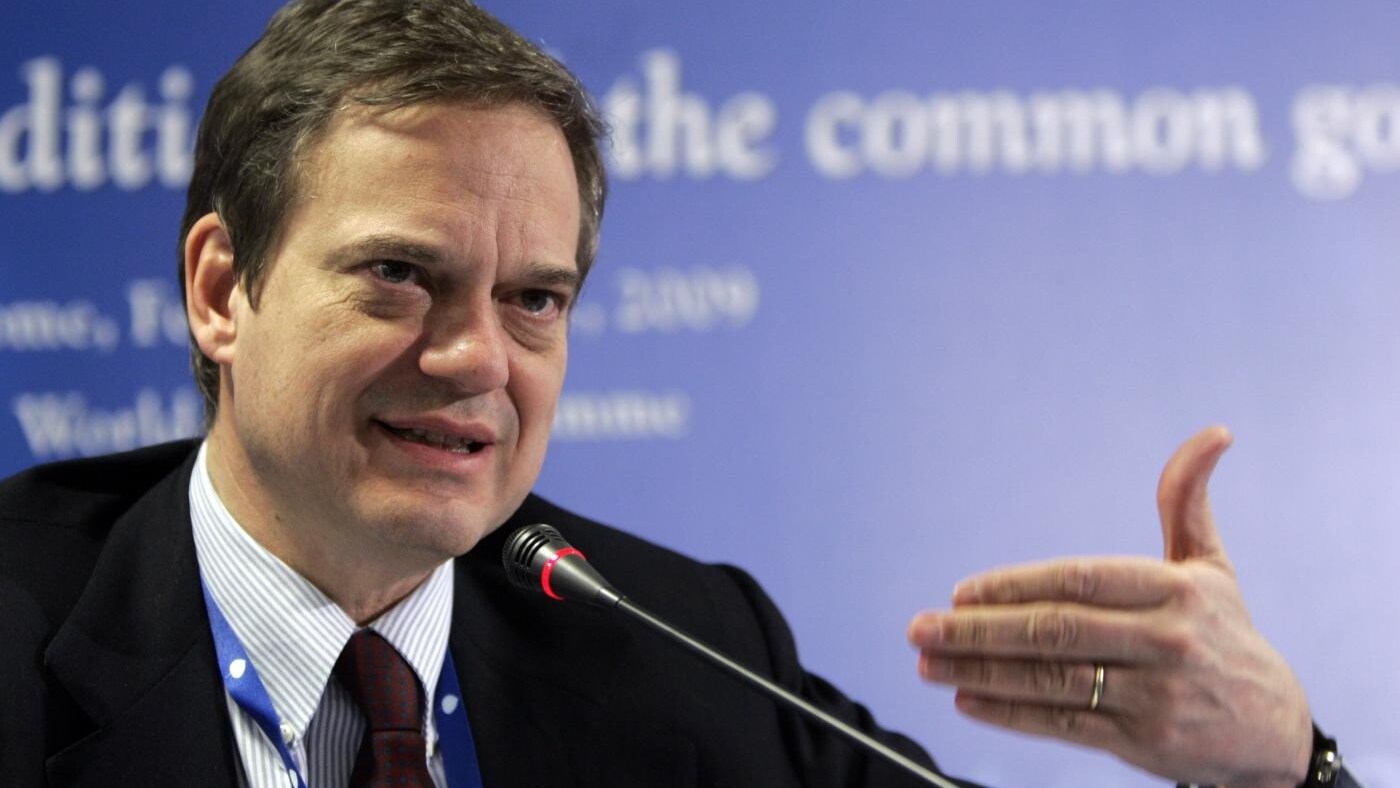 Il Cavaliere continua a pressarlo, Napolitano l'ha ricevuto ieri al Quirinale. Ma Bini Smaghi a dimettersi proprio non ci pensa, almeno per ora.