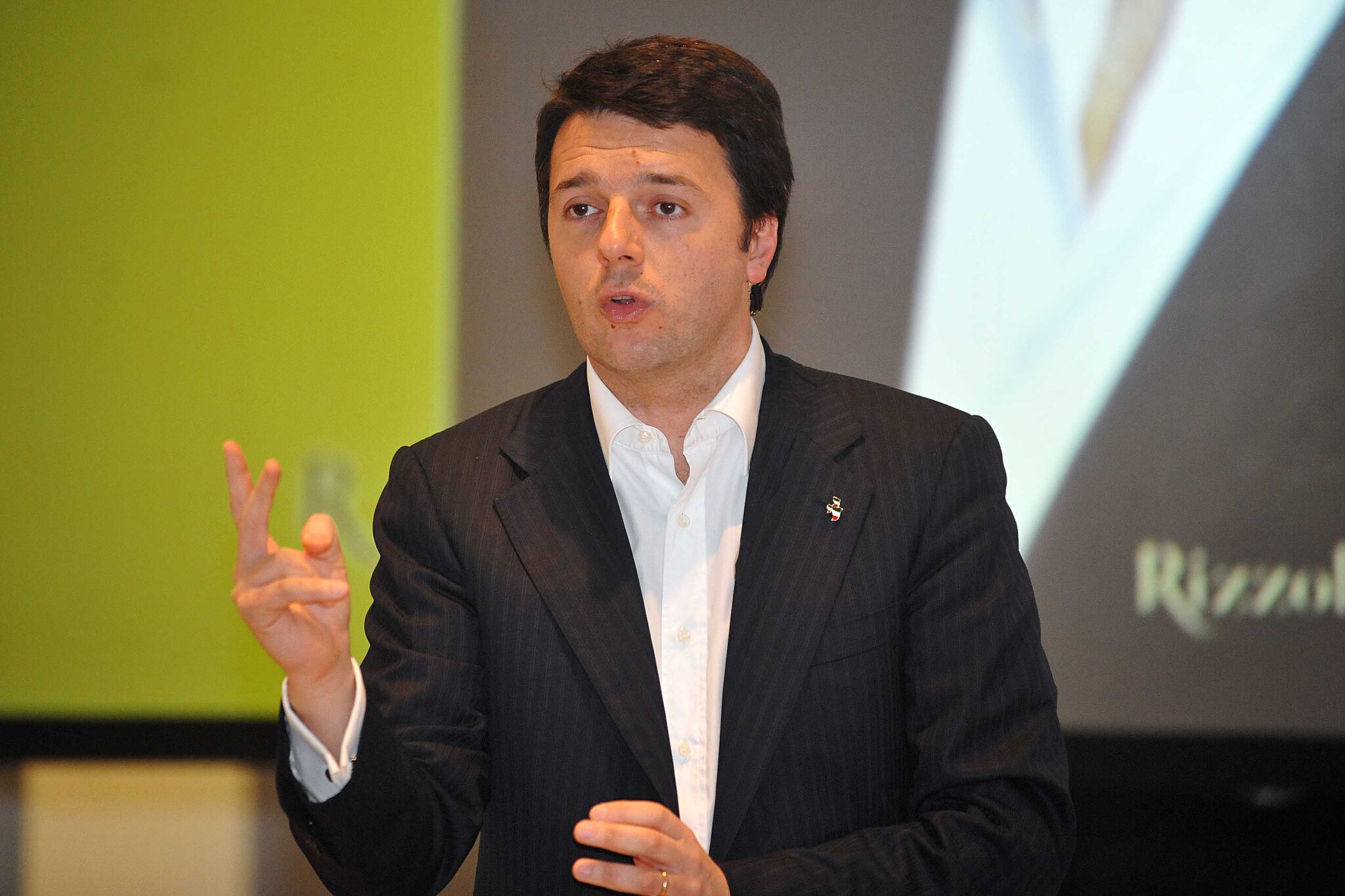 Bersani attacca Renzi: Non si può dar l'idea che un giovane per andare avanti deve scalciare e insultare