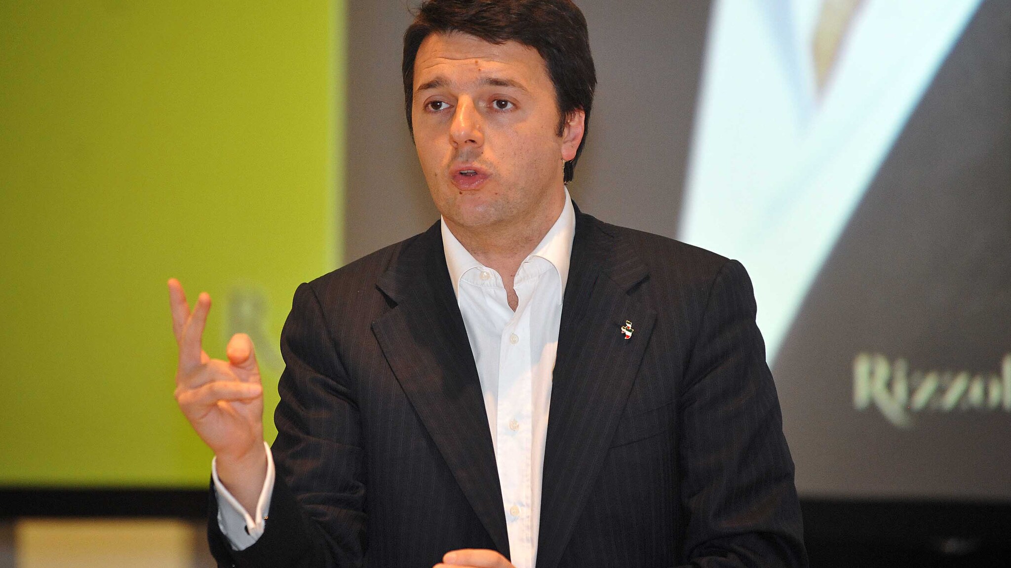 Bersani attacca Renzi: Non si può dar l'idea che un giovane per andare avanti deve scalciare e insultare