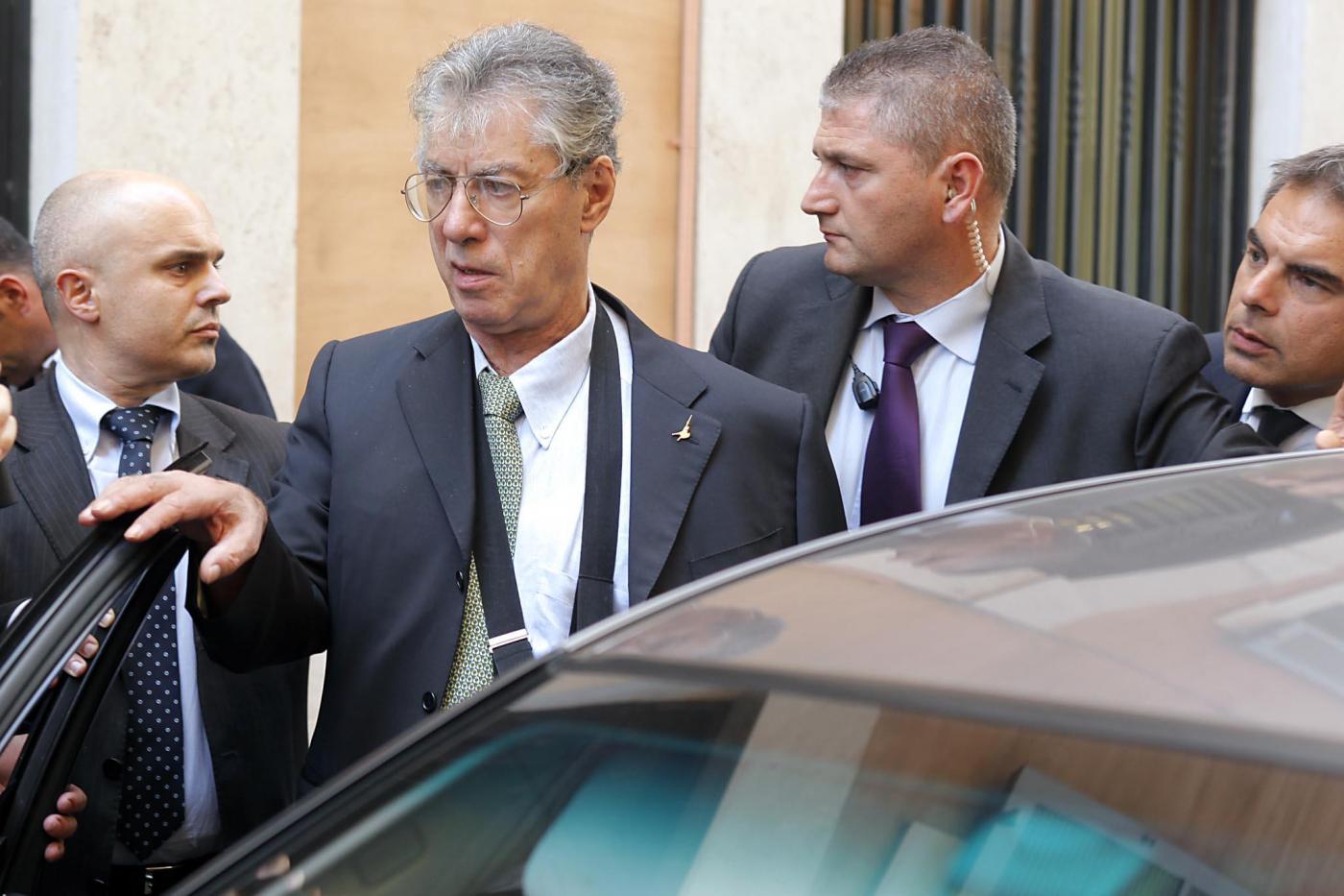 Il senatùr attacca il sindaco di Verona, reo di aver criticato Berlusconi. E la linea verso chi ha idee diverse dalle sue si da sempre più dura.