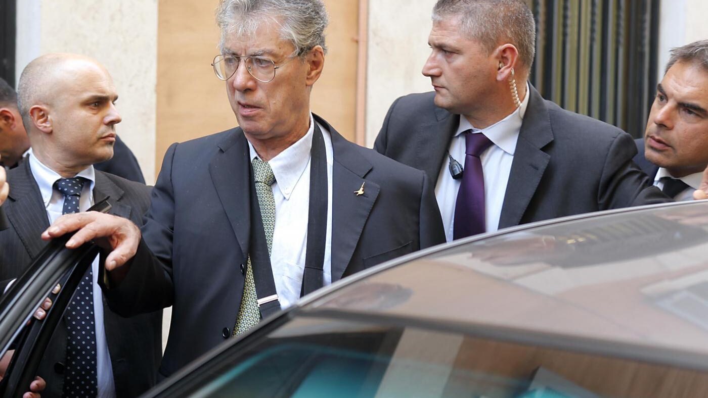 Il senatùr attacca il sindaco di Verona, reo di aver criticato Berlusconi. E la linea verso chi ha idee diverse dalle sue si da sempre più dura.