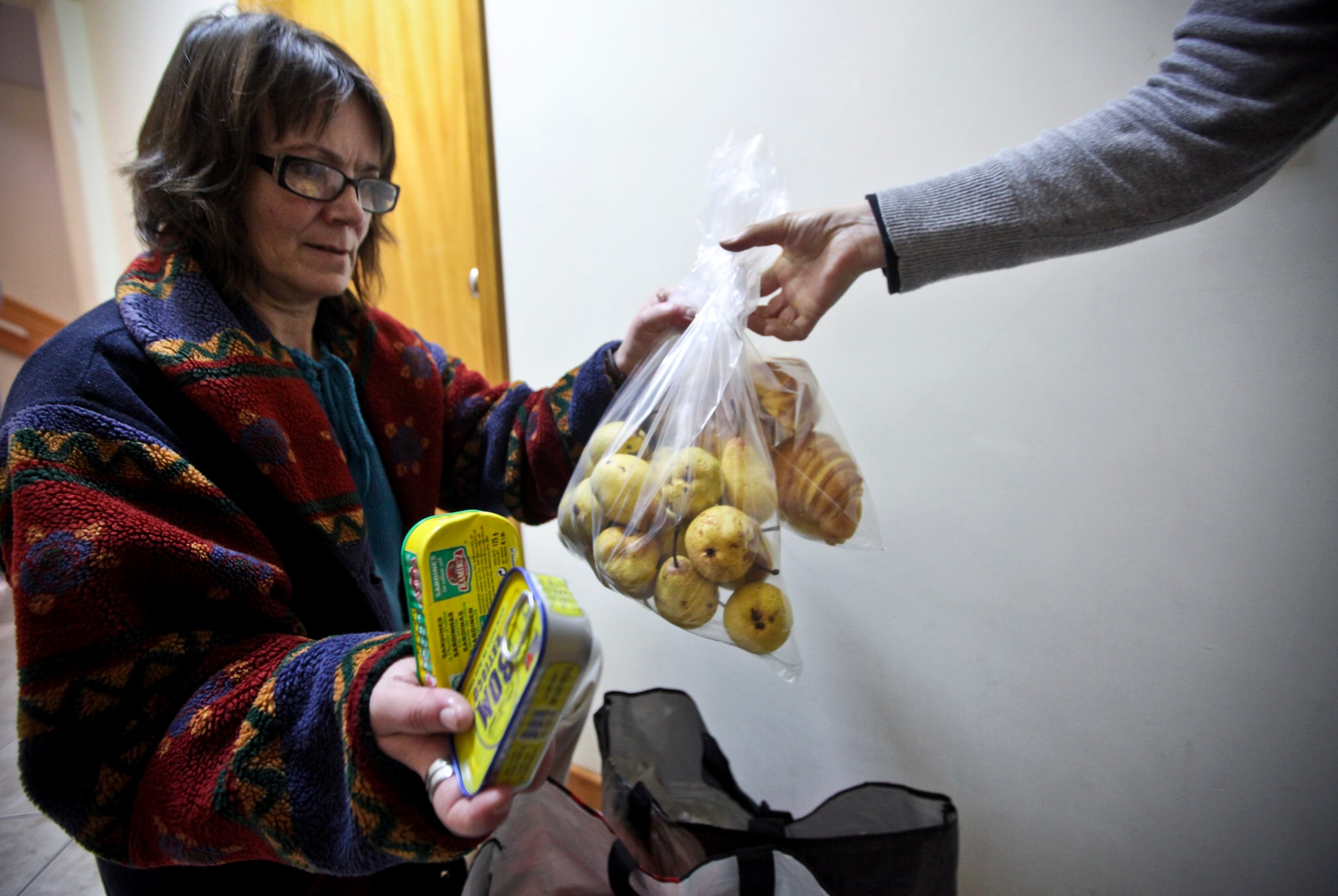 Secondo il nuovo rapporto di Caritas e Fondazione Zancan in Italia anche chi ha casa e lavoro non riesce ad arrivare a fine mese. Sempre di più quelli che si rivolgono ai centri di ascolto per i bisogni primari, soprattutto tra gli under 35.