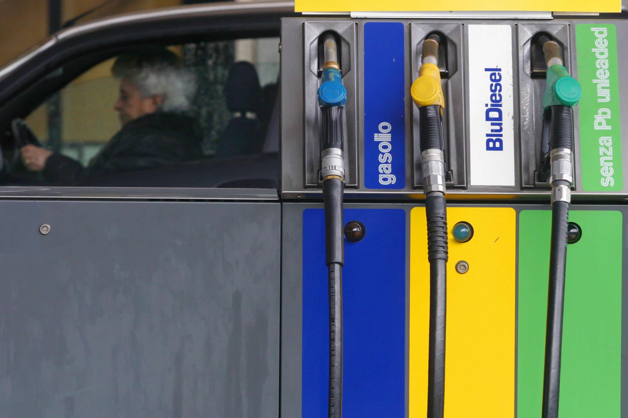 Il Governo impone l'ennesima tassa sui carburanti come quelle sulla guerra in Abissinia e il disastro del Vajont. L’Agenzia delle dogane ha comunicato che verrà introdotto un aumento di 0,89 centesimi al litro sui prezzi di gasolio e benzina.