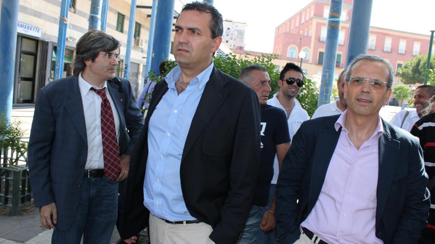Luigi De Magistris firma la riduzione dei rifiuti a Napoli