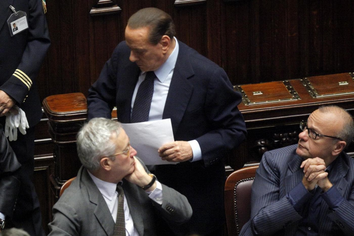 Il Presidente del Consiglio terrà un discorso sui punti programmatici del governo, poi venerdì sarà votata la fiducia. Poco fa si concluso l'incontro Napolitano-Fini.