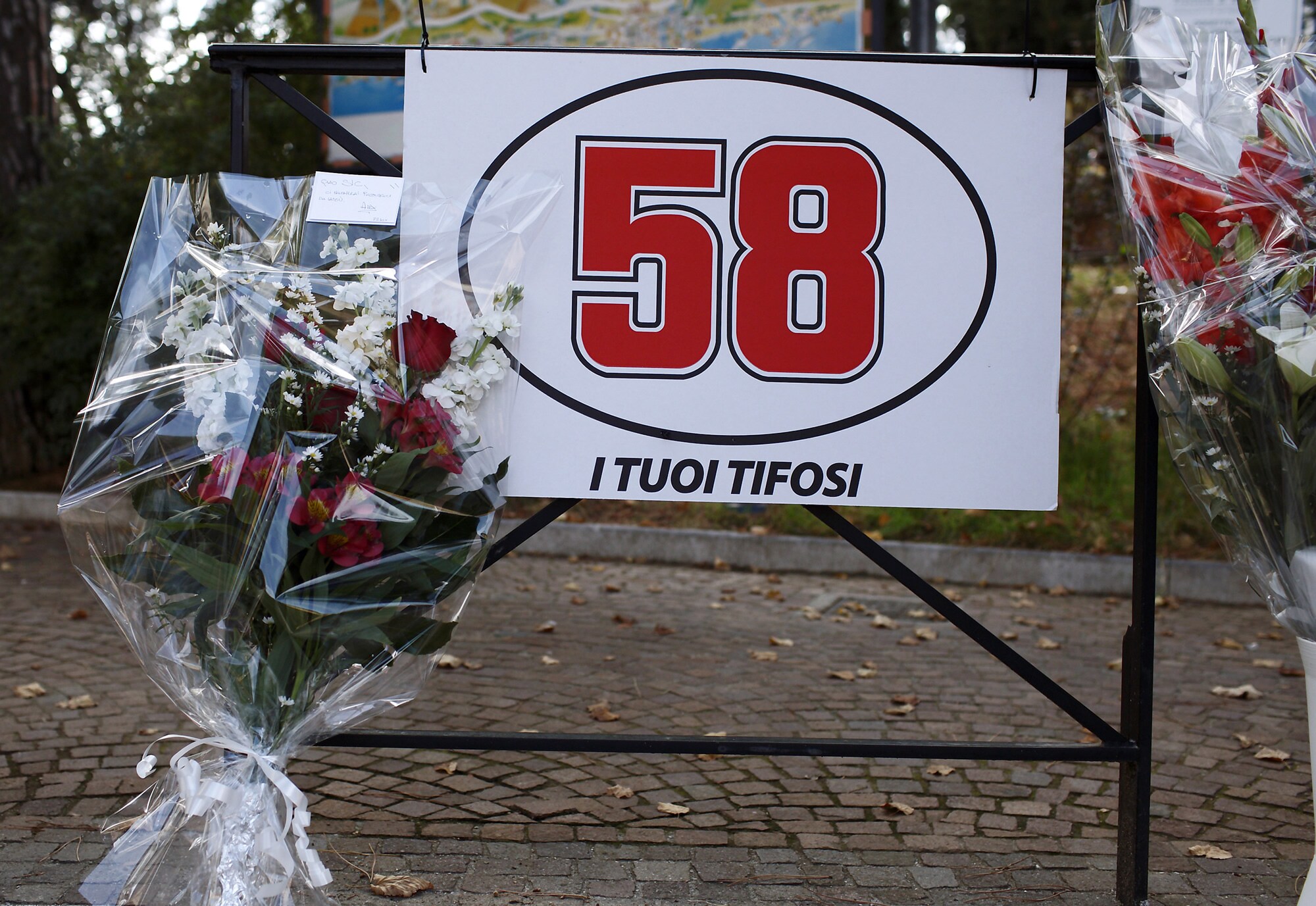 Il feretro sbarcato a Fiumicino insieme al Papà, alla fidanzata e all’amico Valentino Rossi è già partito alla volta di Coriano, città natale del grande campione del motociclismo italiano. Qui sarà allestita la camera ardente per il saluto finale e giovedì si terranno i funerali.