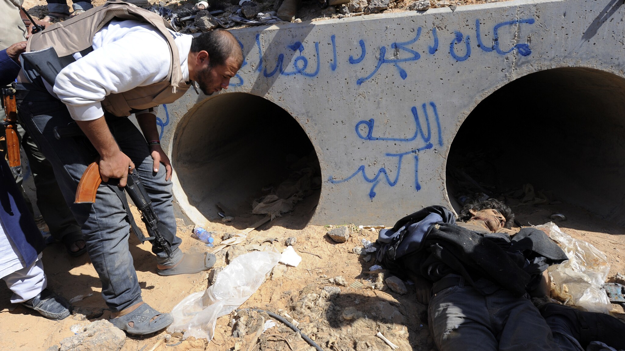 I video che riprendono il colonello catturato dai ribelli a Sirte. Gheddafi è vivo e sanguinante al momento della cattura mentre intorno si sentono urla e spari. continua su: http://www.fanpage.it/?p=57014#ixzz1bPamOtbv http://www.fanpage.it