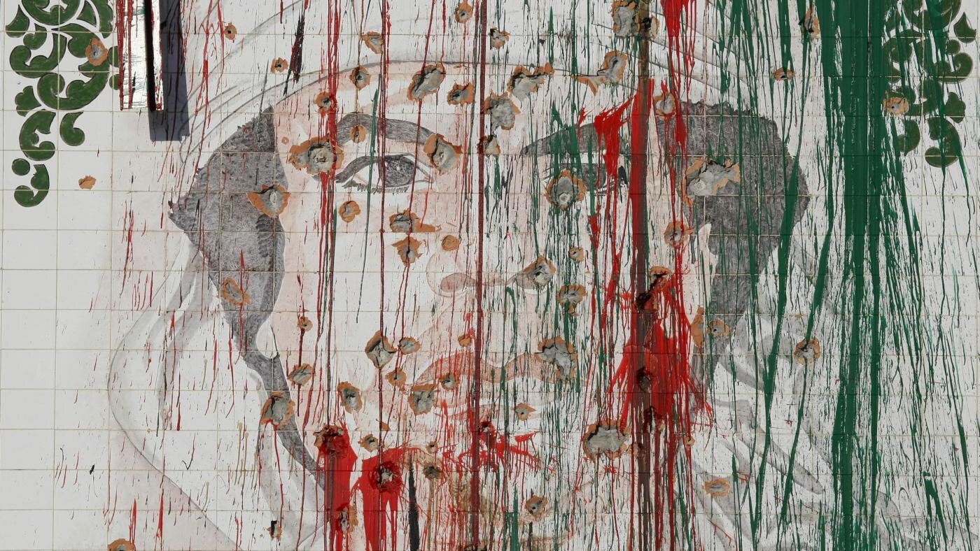 Il cadavere del colonnello è in un vecchio mercato a Misurata. Chiari i segni della violenza, ma i ribelli fanno sapere che non verrà eseguita alcuna autopsia.