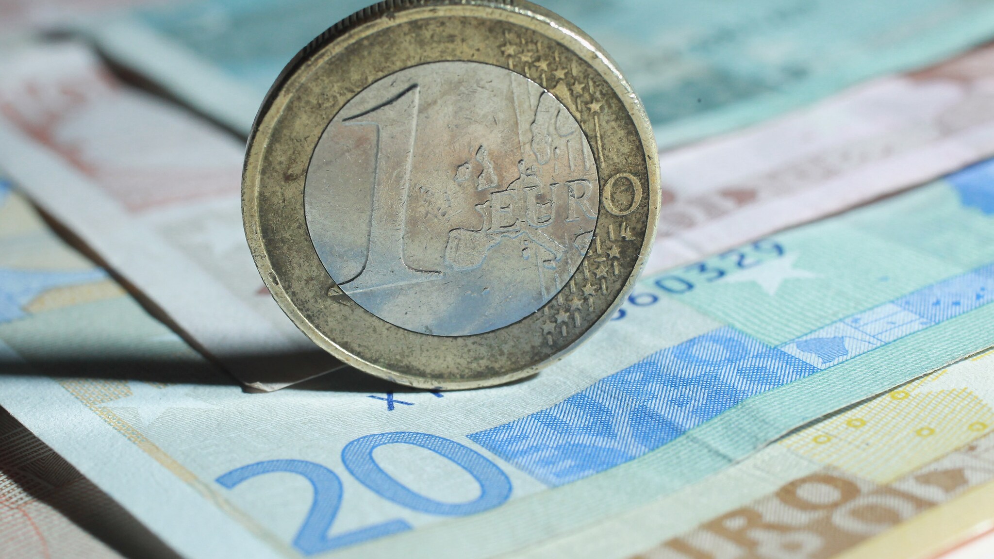 Secondo i dati provvisori dell’Istat l’indice dei prezzi al consumo è aumentato sia rispetto a settembre che su base annua. A pesare sui prezzi è la nuova manovra economica, soprattutto l’incremento dell’aliquota Iva dal 20% al 21%.