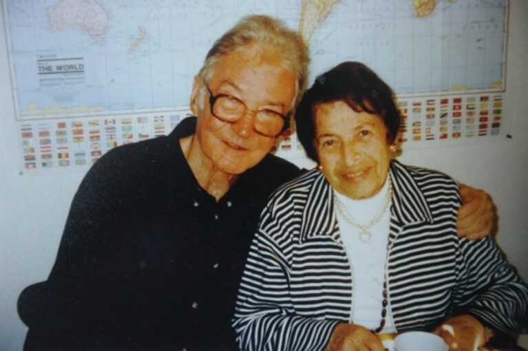 Si erano conosciuti nel più tristemente noto dei campi di concentramento; era stato amore a prima vista tra il soldato polacco e la fanciulla ebrea, unica sopravvissuta alla strage della sua famiglia. Lui la aiutò a fuggire, poi il destino li separò per trentanove anni.