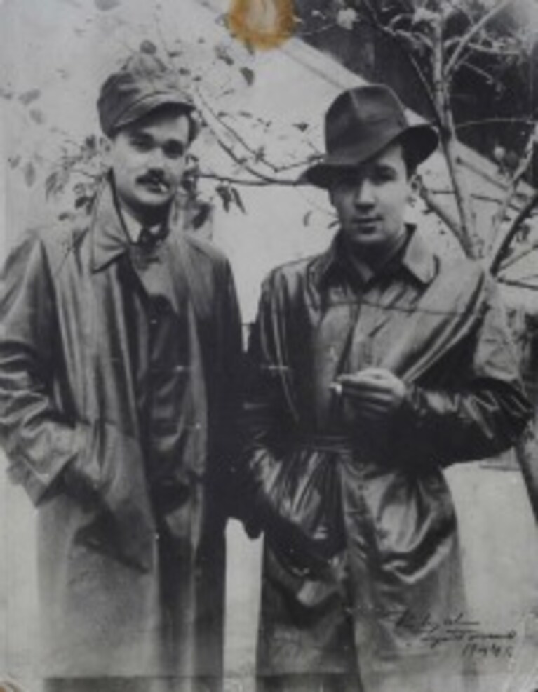 Si erano conosciuti nel più tristemente noto dei campi di concentramento; era stato amore a prima vista tra il soldato polacco e la fanciulla ebrea, unica sopravvissuta alla strage della sua famiglia. Lui la aiutò a fuggire, poi il destino li separò per trentanove anni.