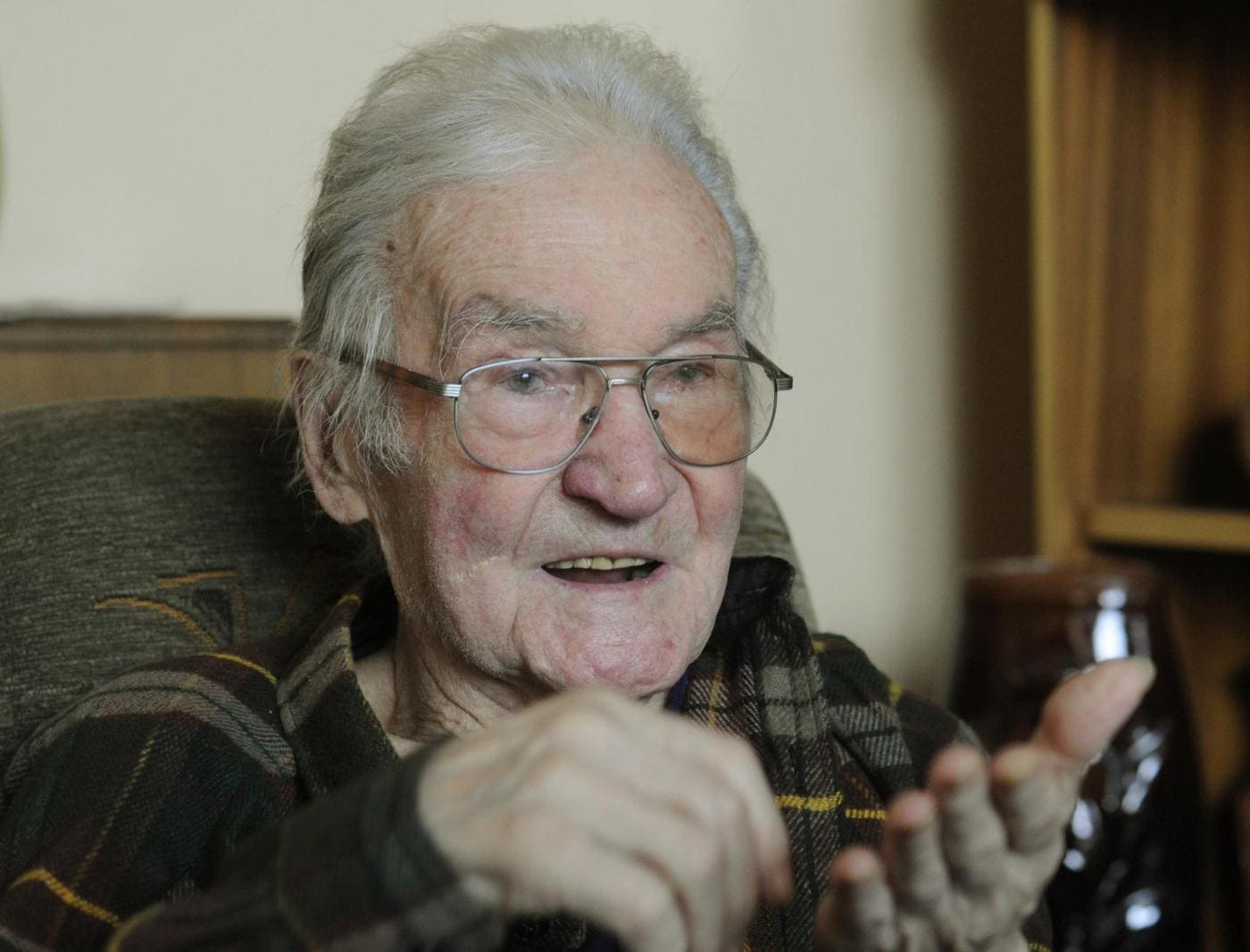 Si erano conosciuti nel più tristemente noto dei campi di concentramento, era stato amore a prima vista tra il soldato polacco e la fanciulla ebrea, unica sopravvissuta alla strage della sua famiglia. Lui la aiutò a fuggire, poi il destino li separò per trentanove anni.
