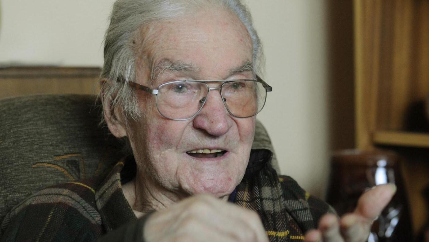 Si erano conosciuti nel più tristemente noto dei campi di concentramento, era stato amore a prima vista tra il soldato polacco e la fanciulla ebrea, unica sopravvissuta alla strage della sua famiglia. Lui la aiutò a fuggire, poi il destino li separò per trentanove anni.