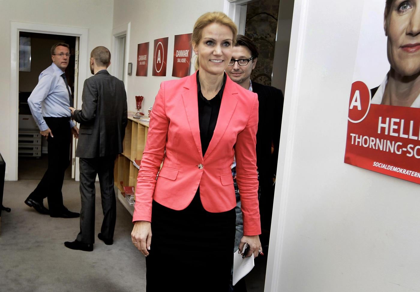 Il nuovo governo danese di Helle Thorning Schmidt abbonda di donne e giovani. L età media dei nuovi Ministri è di 43 anni 10 in più di quella degli italiani