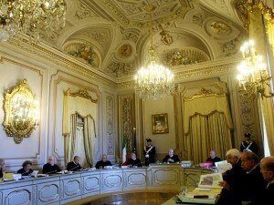 La Consulta, decidendo sul caso del senatore Stancanelli, ha sancito l’ineleggibilità dei parlamentari alla carica di sindaco di comuni sopra i ventimila abitanti. In questo modo ha equiparato la loro condizione a quella dei sindaci che vogliono entrare alla Camera o in Senato.