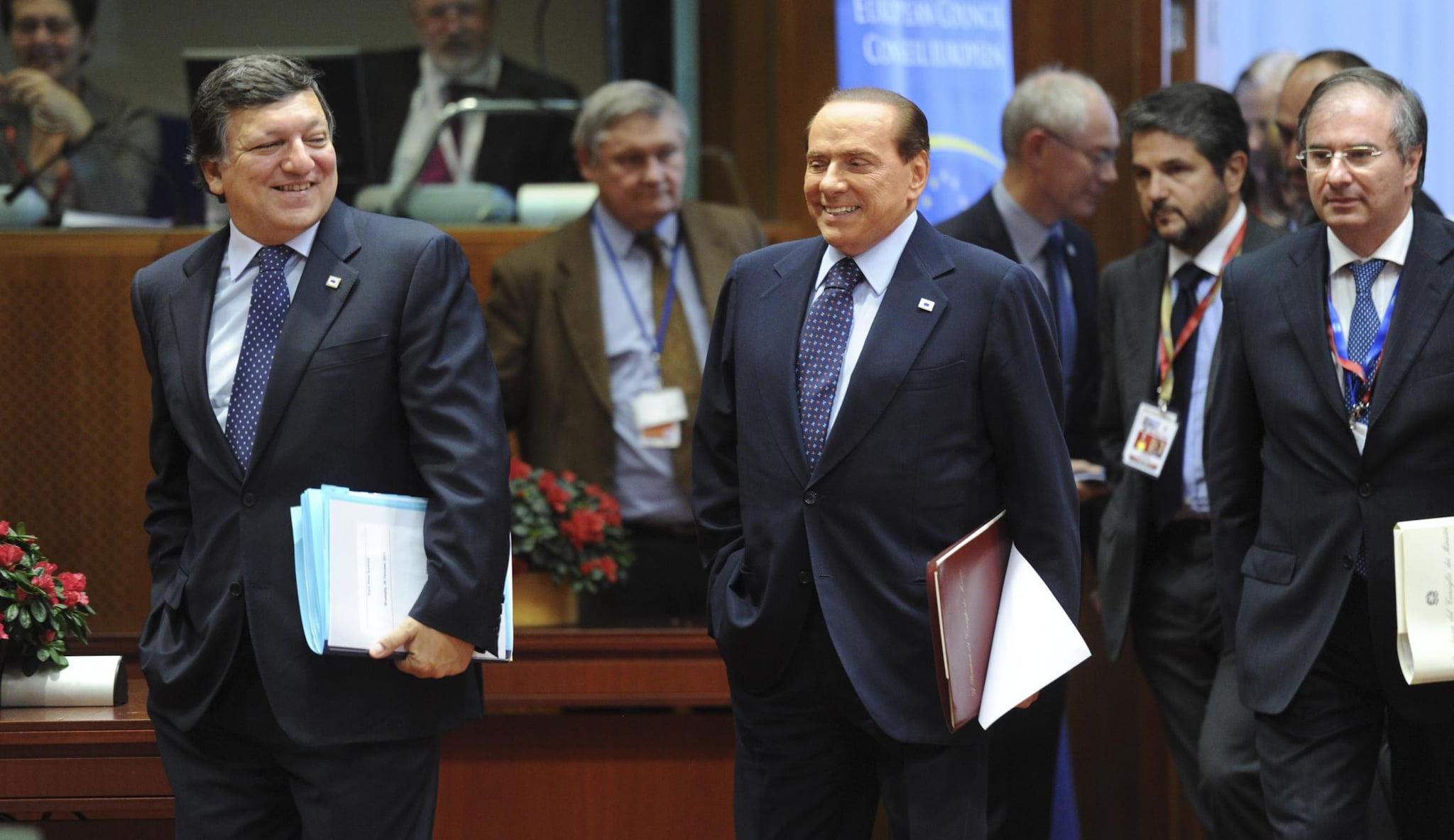 Dopo una riunione fiume dei leader dell’eurozona, è arrivata l’intesa per le nuove misure contro la crisi economica. Taglio del 50% al debito greco, raddoppio del Fondo Salva Stati, e ricapitalizzazione delle banche.