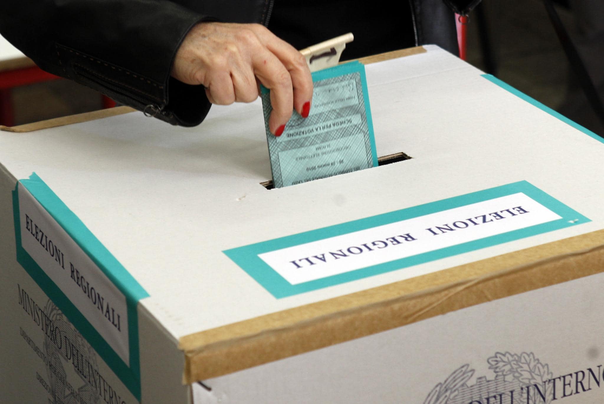 A contendersi la poltrona di Governatore 4 candidati, il favorito resta il Presidente uscente Iorio del centrodestra mentre il principale sfidante è Di Laura, eletto alle primarie nel centrosinistra.
