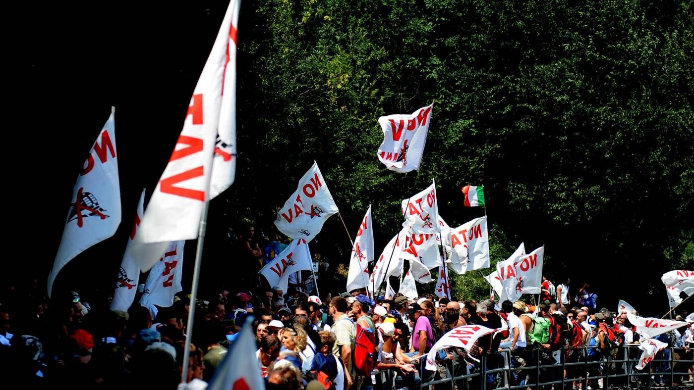 Nuova manifestazione in Val di Susa contro l'alta velocità Torino-Lione. La tensione è alta e non si escludono scontri tra le frange estreme della protesta e le forze dell'ordine.