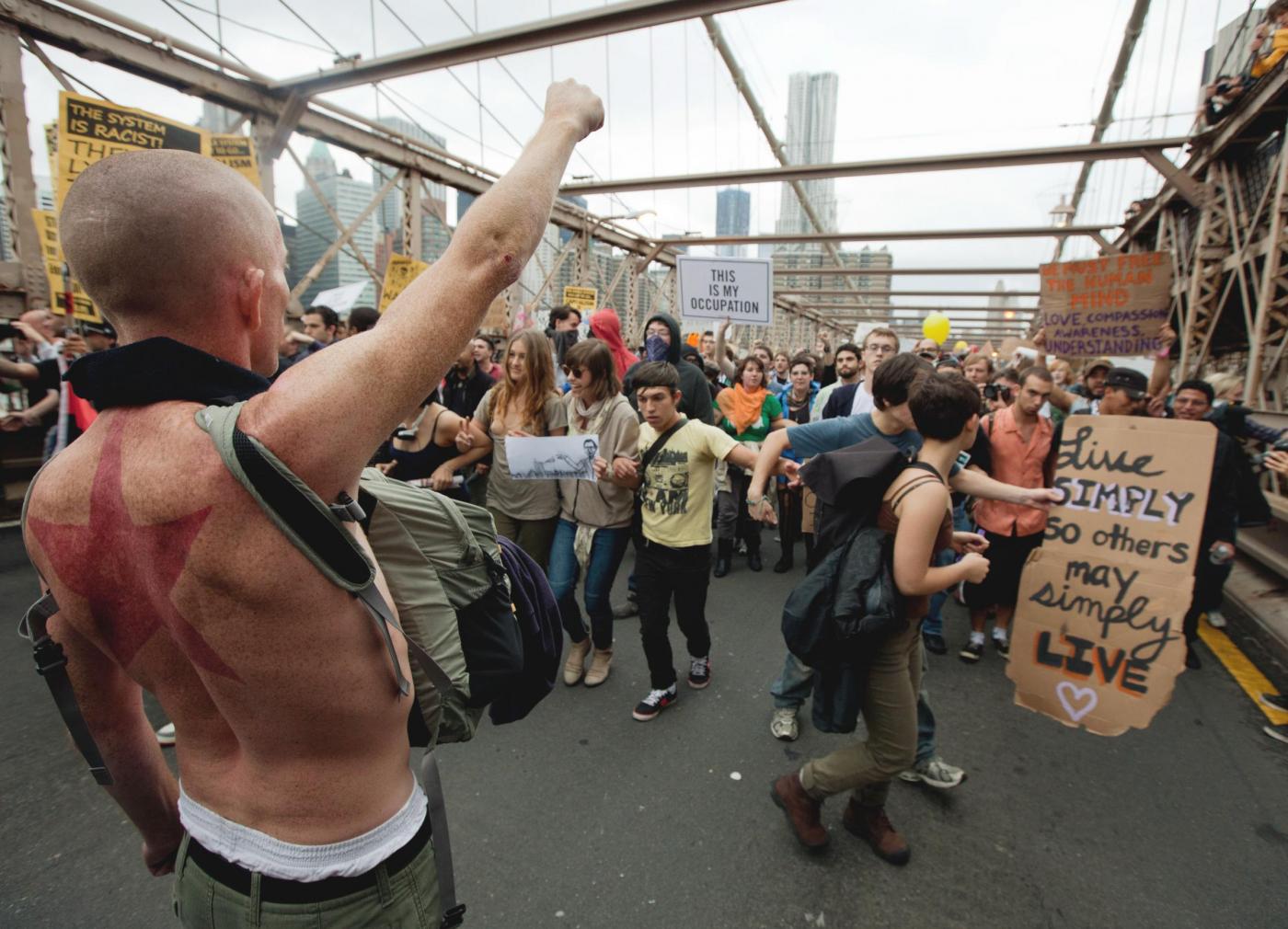 Il movimento di protesta "Occupy Wall Street" sul ponte di Brooklyn