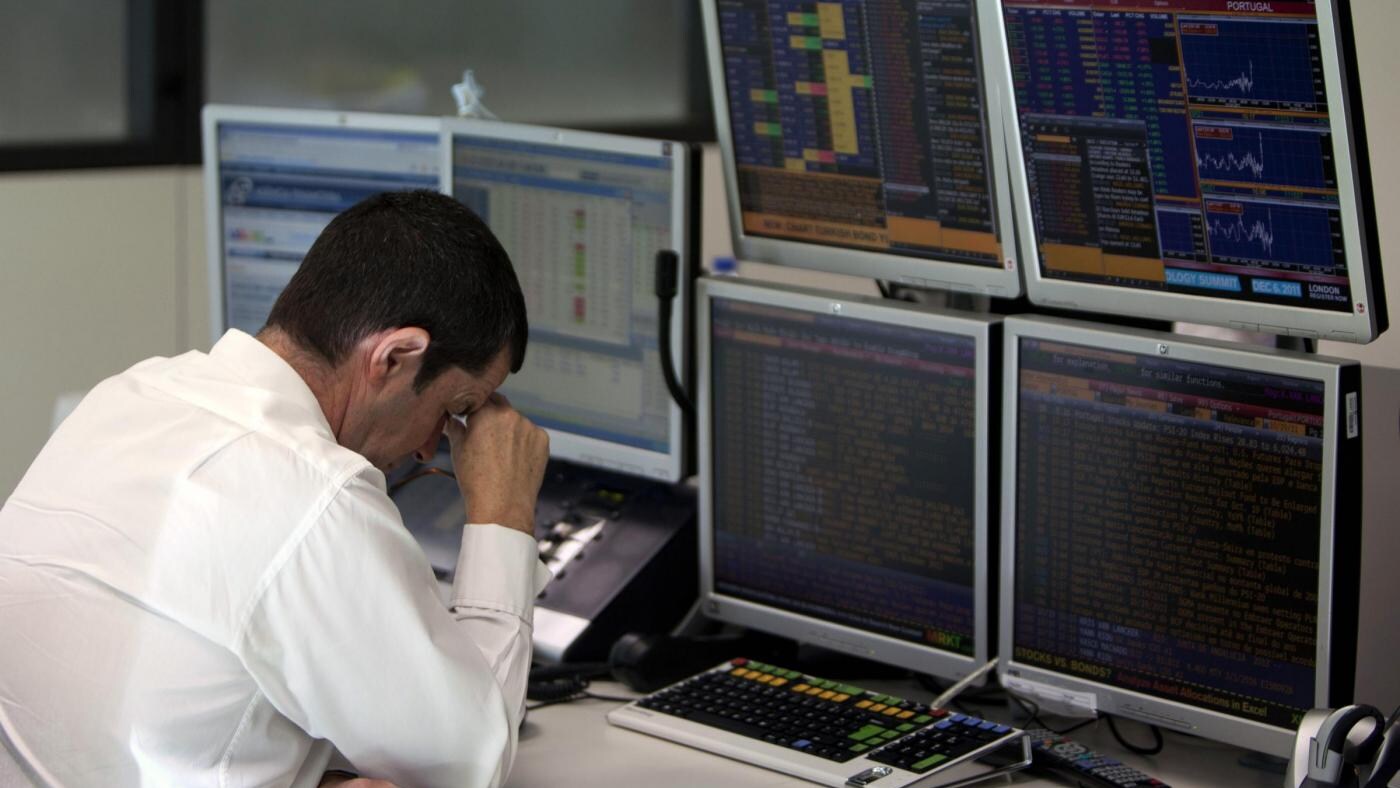 Mercati in fibrillazione dopo la notizia di un piano anti-contagio per salvare Italia e Spagna. Male tutte le borse europee. E lo spread torna a volare.