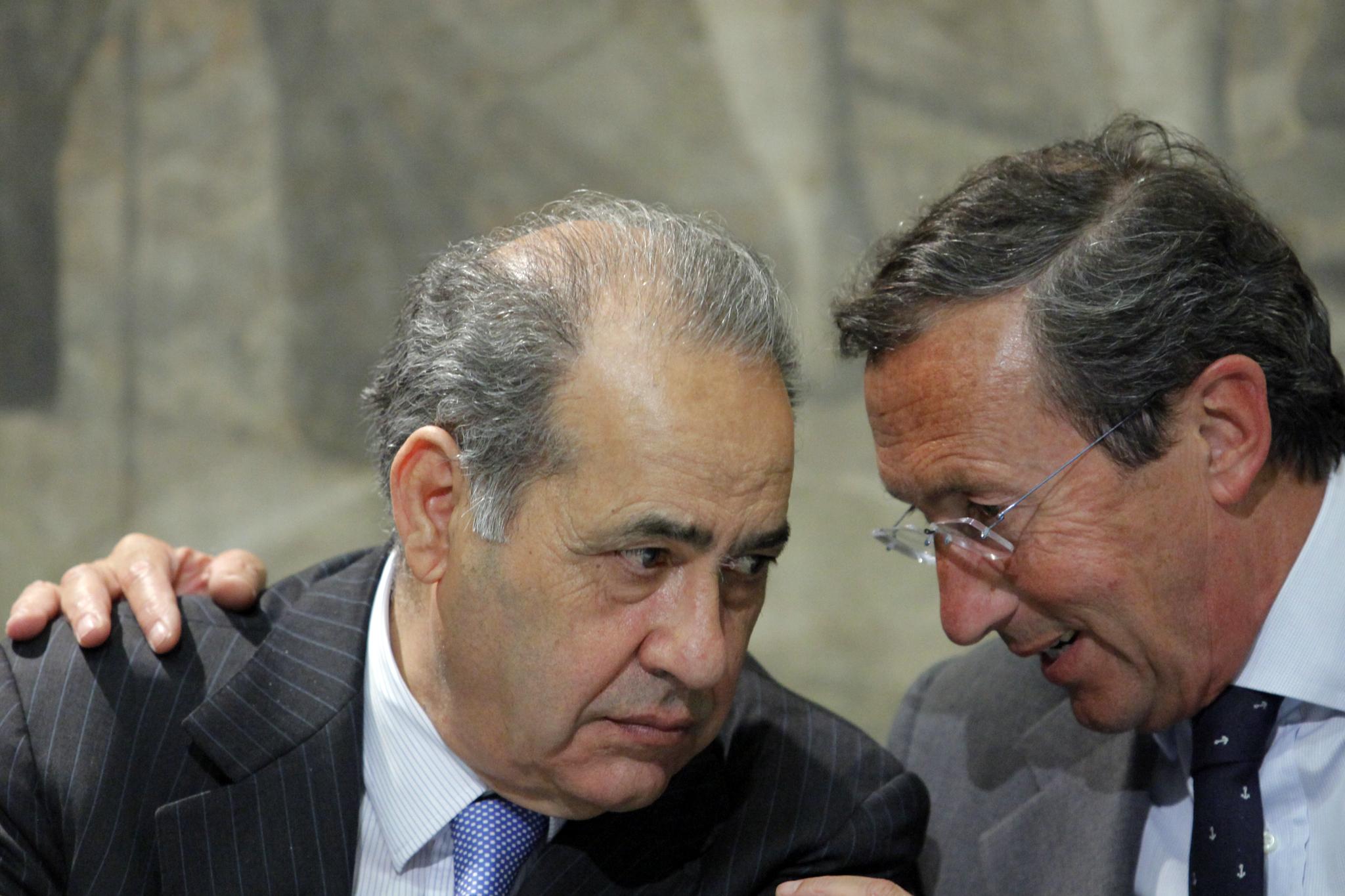 Da giorni i due ex Ministri mostrano sempre più apertamente i loro malumori. Intorno a loro si sono raccolti un gruppo di parlamentari non più disposti a seguire la linea del partito e che potrebbero essere fondamentali nelle prossime votazioni in Aula