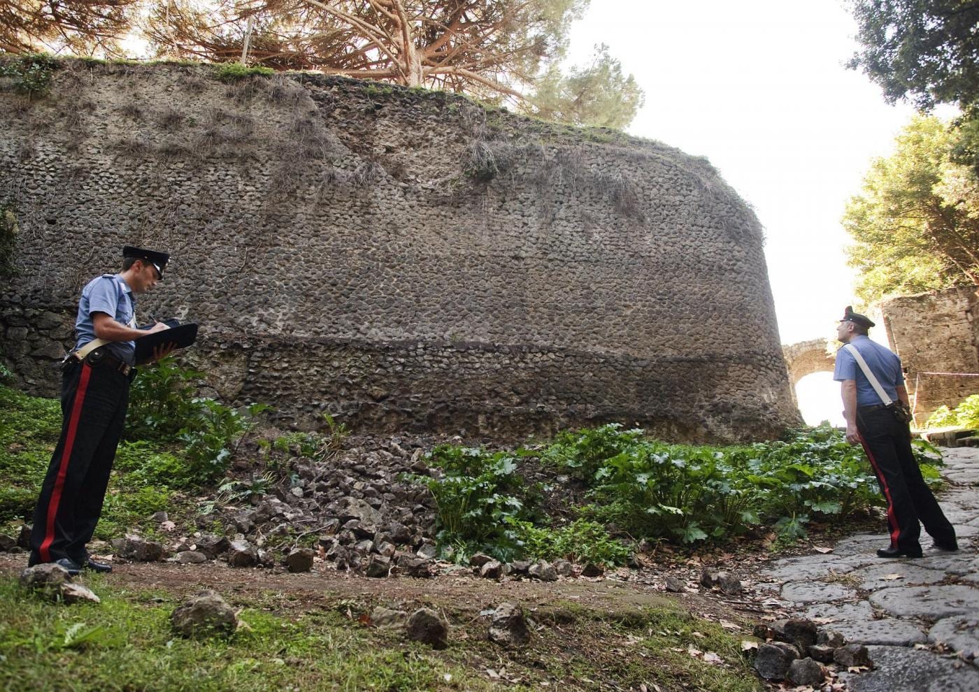 Altri due muri venuti giù nelle ultime ore; sebbene di età moderna e, dunque, di alcun valore archeologico, ricordano come la situazione debba necessariamente essere tenuta sotto controllo.