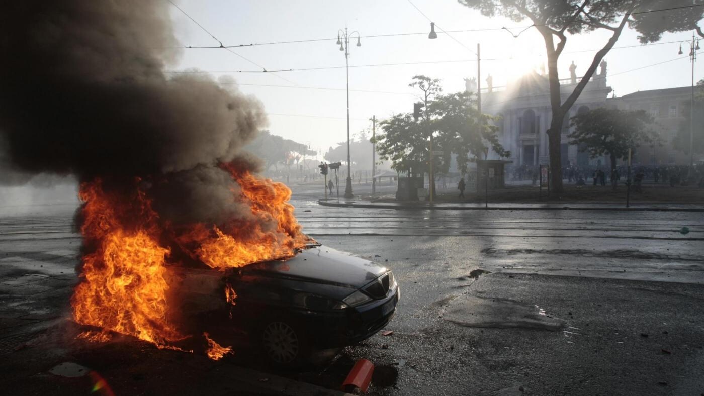 Gli scontri di Roma hanno riaperto il dibattito sulle manifestazioni di piazza. Molti invocano misure restrittive, altri invece ricordano che qualche tempo fa a scendere per strada erano proprio i politici di oggi.