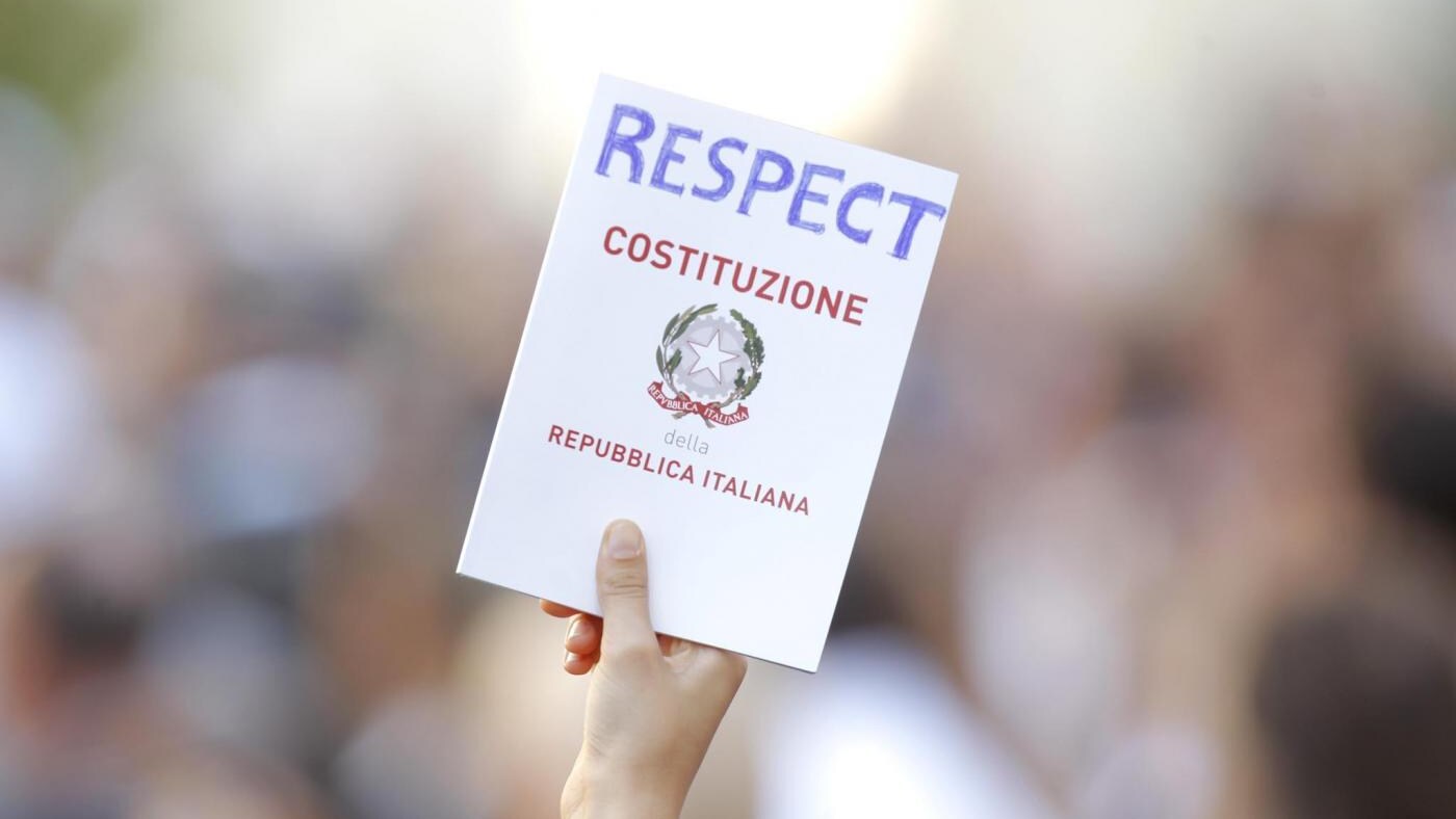 bambina down è stata "tagliata fuori" dalla foto ufficiale di fine anno della sua classe: tutti gli amichetti insieme senza di lei, mentre come ricordo di fine anno alla piccola e alla sua famiglia è stata riservata una foto ad hoc