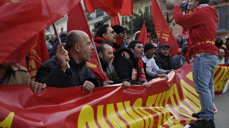 Sit-in dei metalmeccanici a Piazza del popolo. Le forze dell'ordine presidiano la zona, ma la Fiom ha assicurato che tutti manifesteranno a volto scoperto.