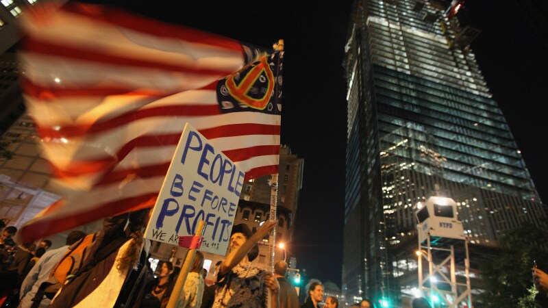 Arrivano allo scontro con la polizia i manifestanti di Occupy Wall Street, il movimento che combatte ormai da settimane il Sistema americano. Per la prima volta nel corteo erano presenti anche i sindacati.