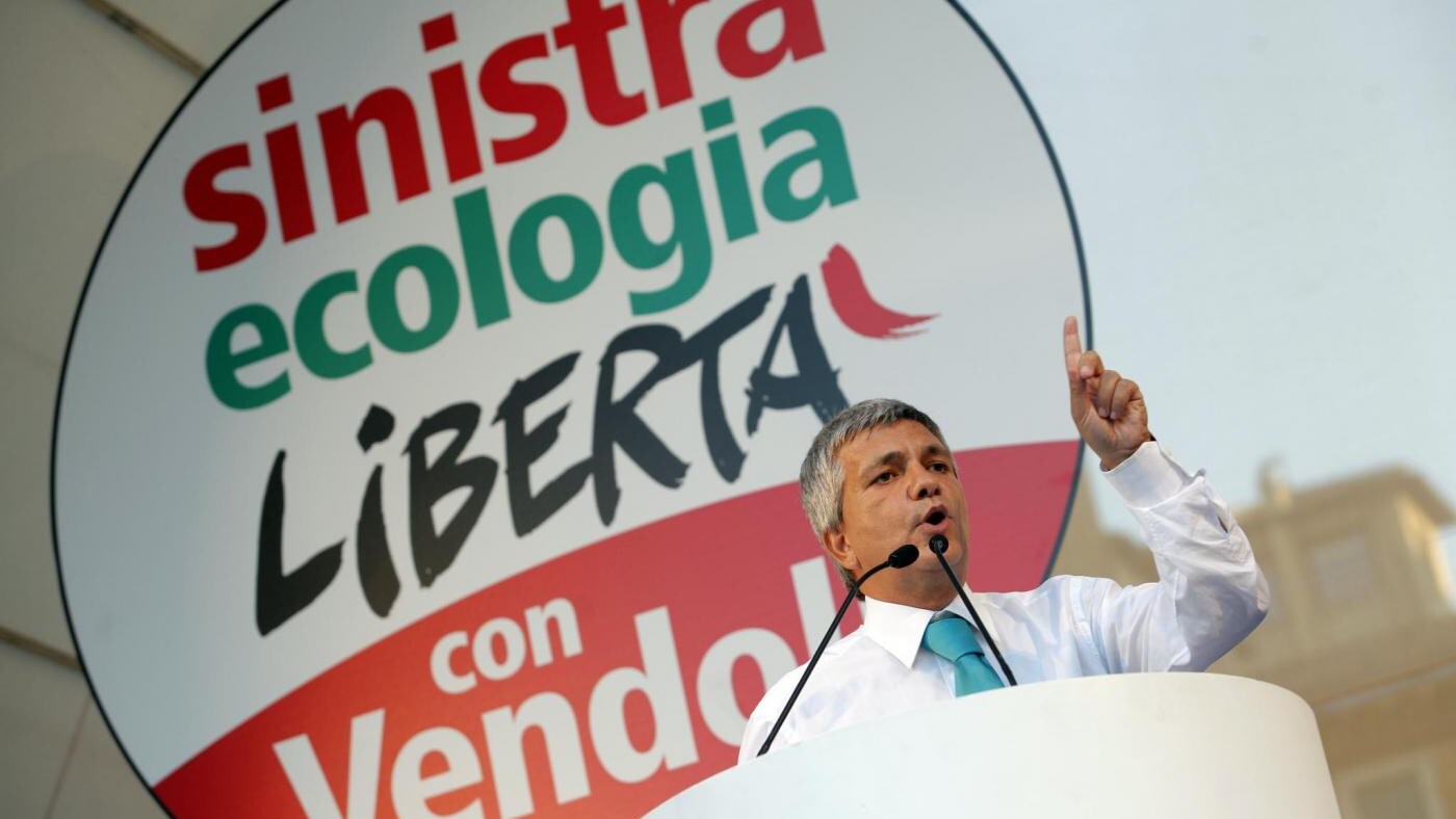 Polemiche per i manifesti di Sel che ricordano il fondatore della Apple. Nichi Vendola ammette l'incidente su Facebook e si scusa.