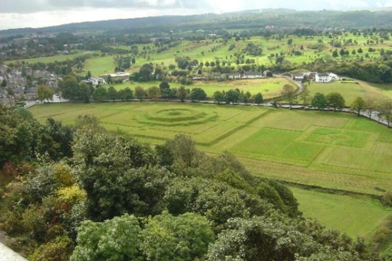 alcuni archeologi di Glasgow ritengono di aver scovato la tavola rotonda di Re Artù
