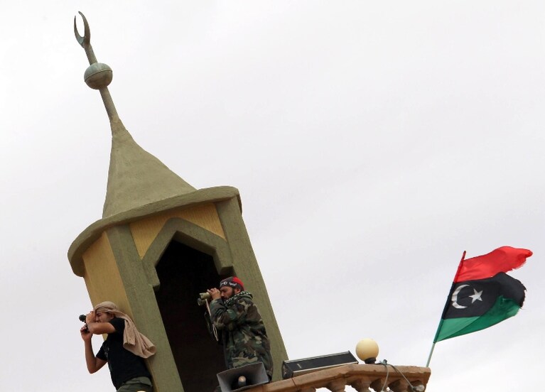 La città roccaforte di Gheddafi è stata presa dai ribelli che issano la loro bandiera