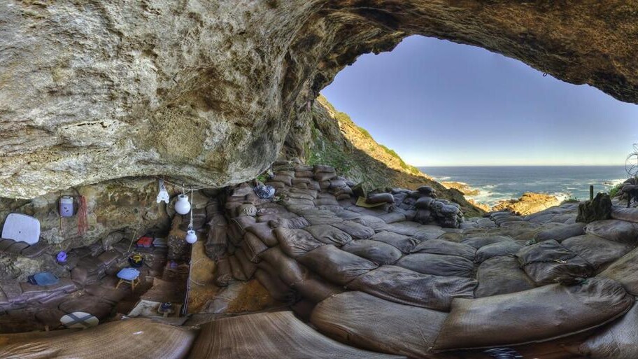 Nella grotta di Blombos, Sud Africa, il rinvenimento di strumenti per approntare pigmenti, grosse conchiglie per conservarli, tracce di pittura