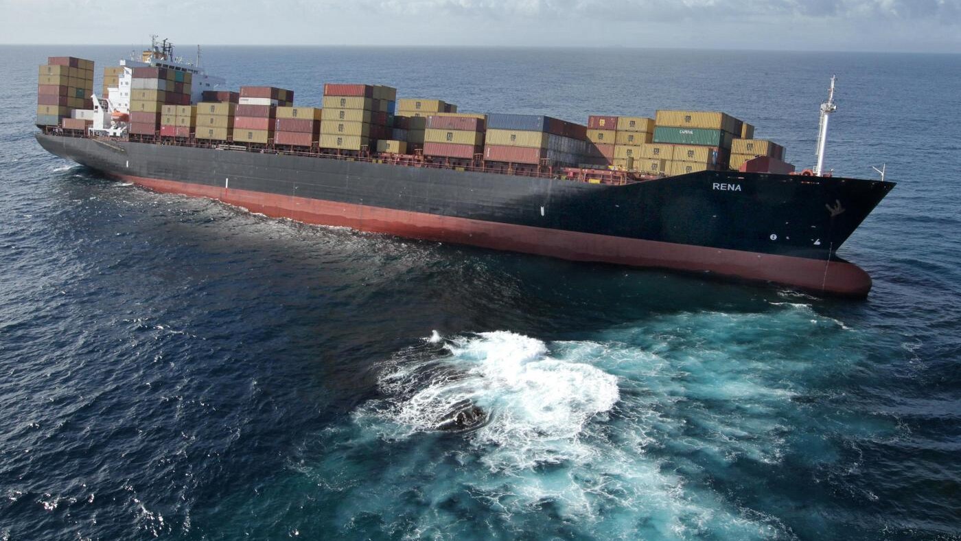 Il carburante ed il petrolio sversati dal cargo Rena, arenatosi qualche giorno fa su una barriera corallina al largo delle coste della Nuova Zelanda, hanno raggiunto la costa.