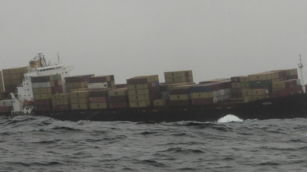 Le operazioni di messa in sicurezza del Cargo Rena sono ostacolate dalle condizioni climatiche in peggioramento: tonnellate di gasolio stanno continuando a finire in mare.