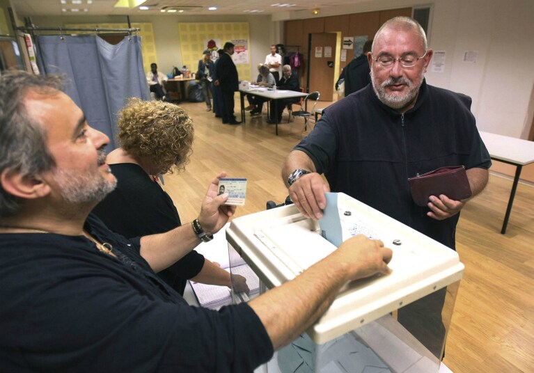 operazioni di voto alle primarie francesi