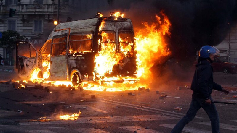 La distruzione durante la manifestazione di Roma