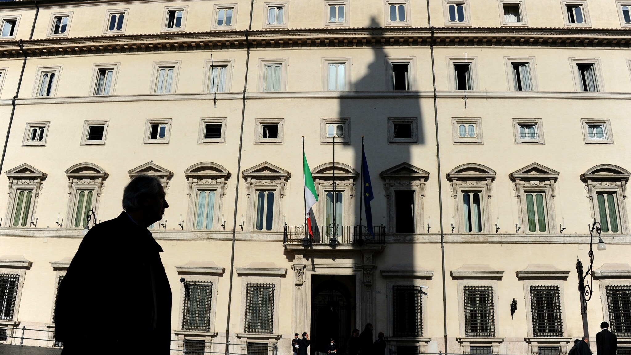 da un lato bersani fini casini dall altro lega e di pietro in mezzo pdl e berlusconi