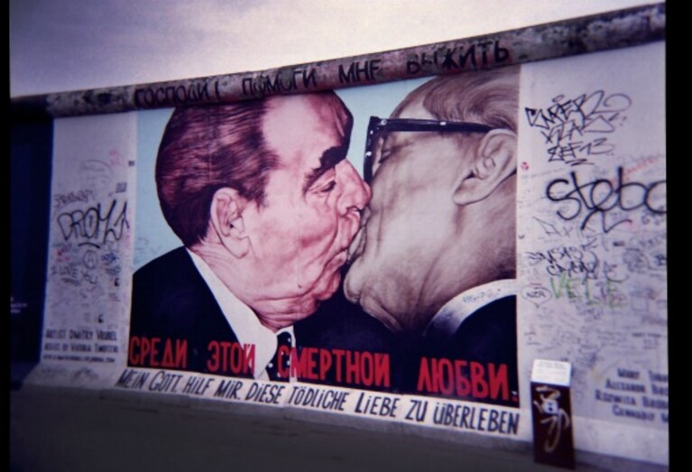 Riccardo Ehrman era il corrispondente ANSA che il 9 novembre del 1989 chiese a partire da quando sarebbe stato concesso ai cittadini dell'Est di viaggiare nella Germania dell'Ovest, trovandosi di fronte un ministro della propaganda impreparato a rispondere.