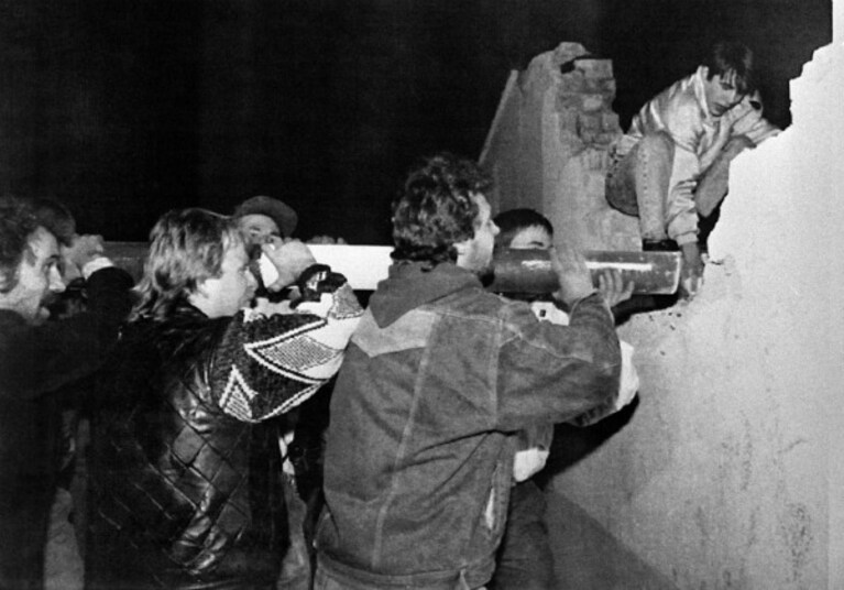 Riccardo Ehrman era il corrispondente ANSA che il 9 novembre del 1989 chiese a partire da quando sarebbe stato concesso ai cittadini dell'Est di viaggiare nella Germania dell'Ovest, trovandosi di fronte un ministro della propaganda impreparato a rispondere.
